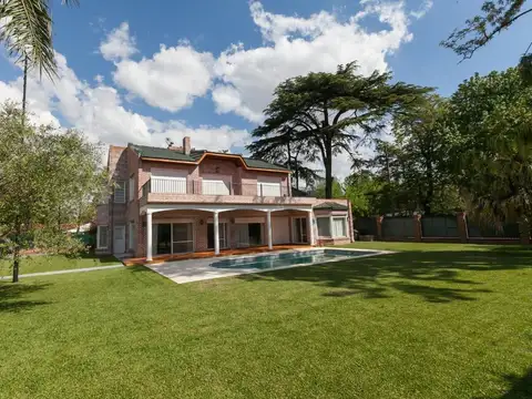 Casa 13 ambientes con 4 baños