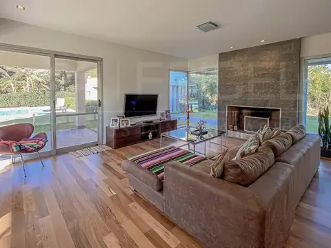 Casa 7 ambientes con 9 baños