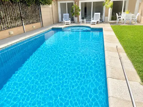 Magnifica Casa en Paternal con  Fondo Parquizado, Piscina, Parrilla, Cochera, Playroom y Gimnasio Totalmente equipada