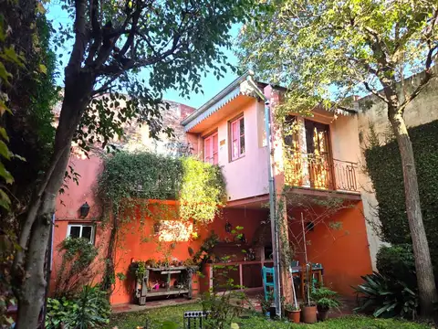 Venta Casa con Jardin y cochera en Villa Urquiza