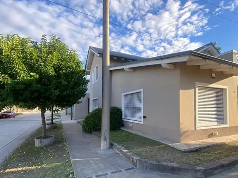 Casa 7 ambientes con 2 baños