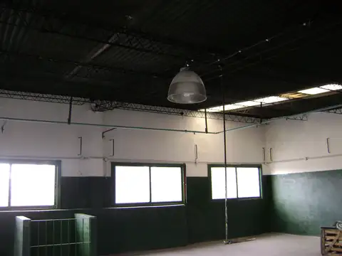 Galpón desarrollado en dos plantas de 120 mts 2 cada una