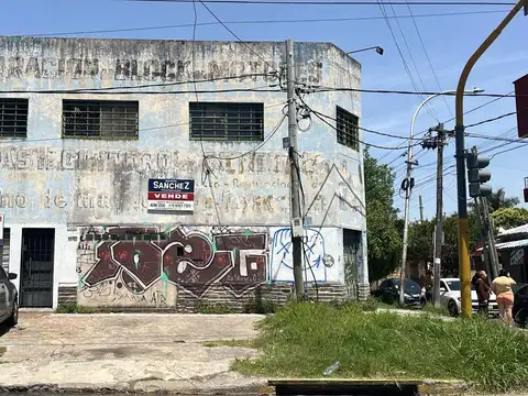 Galpón desarrollado en dos plantas de 120 mts 2 cada una
