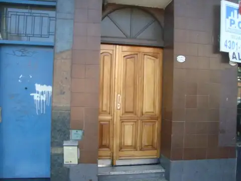 Muy buen departamento monoambiente con entrepiso.-