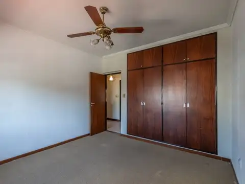 CASA EN VENTA – 3 DORMITORIOS, JARDÍN, PILETA, QUINCHO Y COCHERA