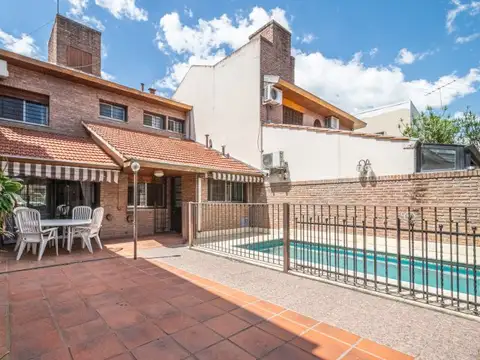 CASA EN VENTA – 3 DORMITORIOS, JARDÍN, PILETA, QUINCHO Y COCHERA