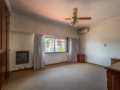 CASA EN VENTA EN FLORIDA – 3 DORMITORIOS, JARDÍN, PILETA, QUINCHO Y COCHERA