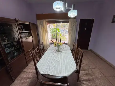 Casa 4 ambientes con 2 baños
