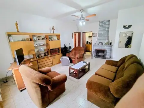 Casa 5 ambientes con 2 baños