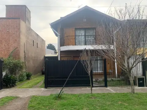 Chalet en Alquiler de 3 Ambientes con entrada pasante para auto y cochera para un auto en Ranelagh