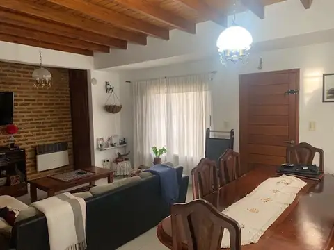 Casa en Alquiler con 1 cochera