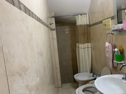 Chalet en Alquiler de 3 Ambientes con entrada pasante para auto y cochera para un auto en Ranelagh