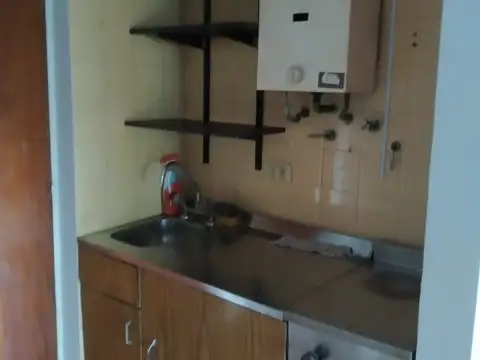 Monoambiente al fte. Anafe a gas. Muy luminoso. Vigilancia.