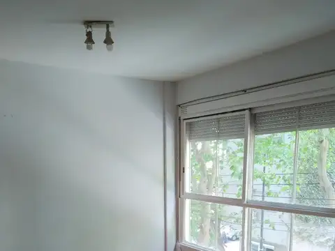 Monoambiente al fte. Anafe a gas. Muy luminoso. Vigilancia.