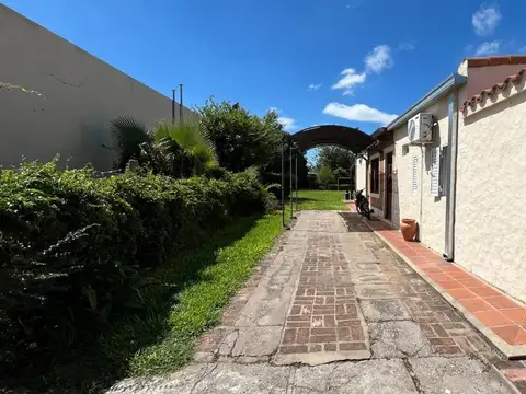 CASA CENTRICA CON 1.000M2 DE TERRENO EN CORONDA!