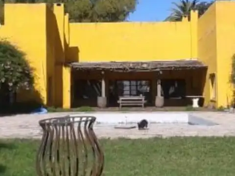 Ranchos, estanzuala 235 has, casco de 500 m2, parque y laguna.