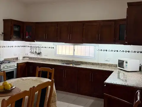 Casa 5 ambientes con 2 baños