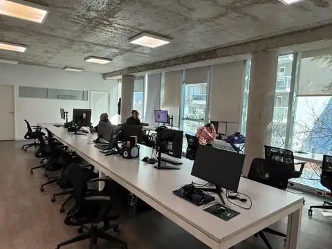 Oficina en Alquiler con 2 cocheras