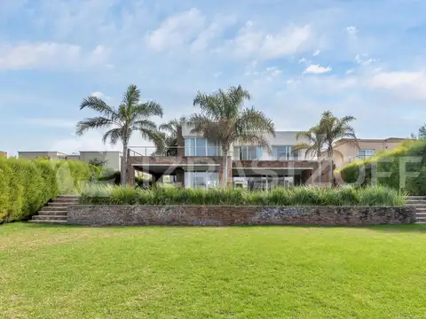 Casa en venta/alquiler en Santa Bárbara de 4/5 dormitorios en suite con costa a la laguna