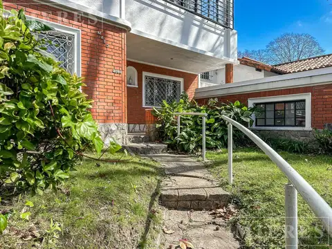 PH desarrollado en planta baja, con jardín y quincho, ubicado en una excelente zona de La Lucila