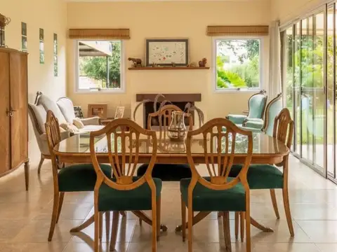 Casa 7 ambientes con 2 baños