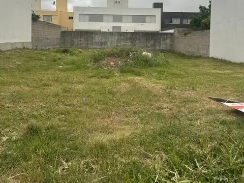 TERRENO EN VENTA EN LOMAS DEL CHATEAU 360 m2. APTO DUPLEX