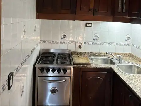 Casa 6 ambientes con 2 baños