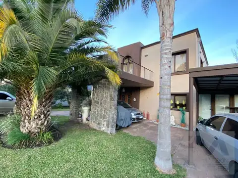 Casa en Venta con 2 cocheras