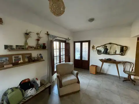 Casa 7 ambientes con 2 baños
