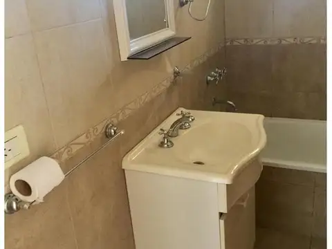 venta piso 2 ambientes al frente con balcón y patio terraza