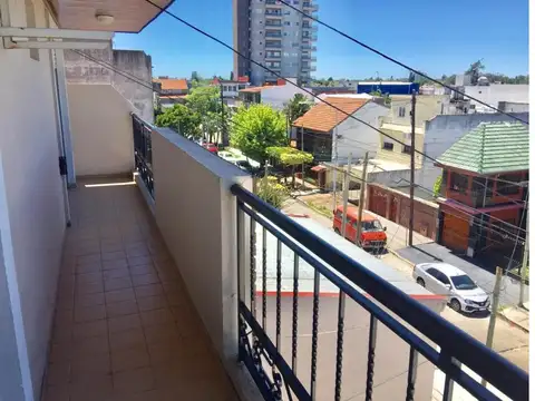 venta piso 2 ambientes al frente con balcón y patio terraza