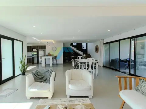 Casa 5 ambientes con 3 baños