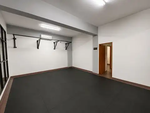 LOCAL COMERCIAL + 7 COCHERAS EN VENTA - B° CENTRO