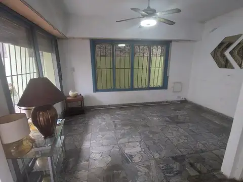 CASA 4 AMBIENTES AL FONDO SOBRE LOTE PROPIO - JARDIN - PATIO - QUINCHO - EXCELENTE UBICACION -