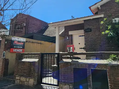 CASA 4 AMBIENTES AL FONDO SOBRE LOTE PROPIO - JARDIN - PATIO - QUINCHO - EXCELENTE UBICACION -