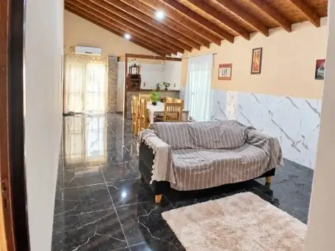 Casa 5 ambientes con 1 baño
