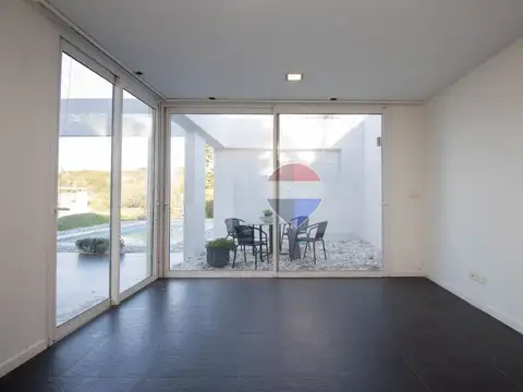 Casa en Alquiler con 2 cocheras
