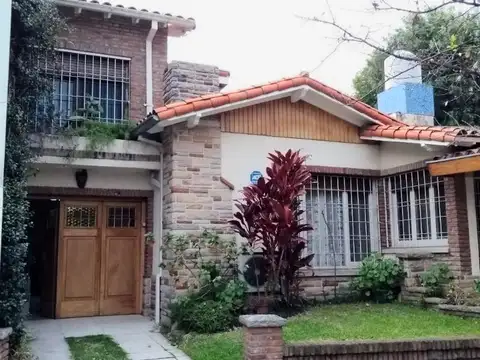 Jonas Salk al 2700 entre Alberdi y Ricardo Gutierrez