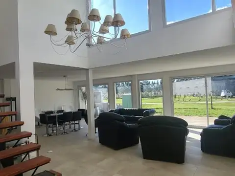 Moderna casa a estrenar en Tierras del Mar.