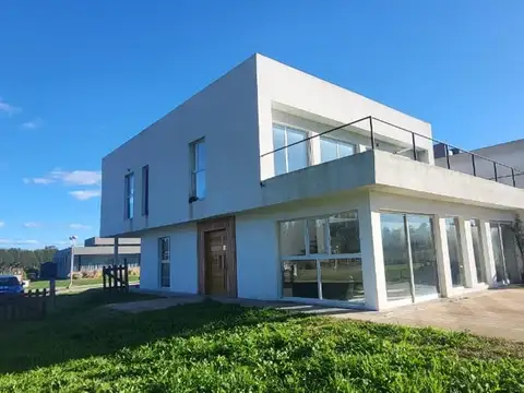 Moderna casa a estrenar en Tierras del Mar.