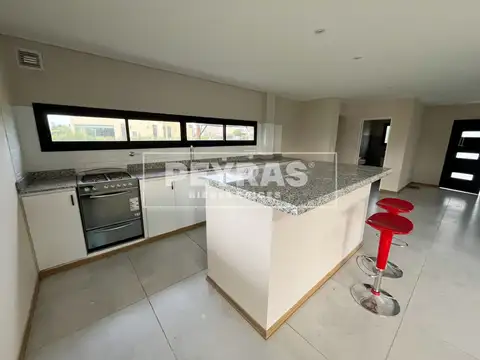 Casa 4 ambientes con 4 baños