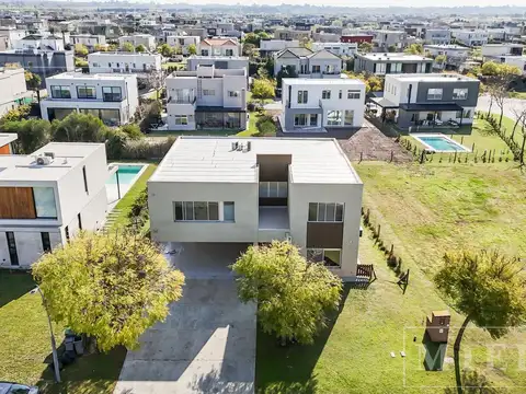 Casa en venta con renta sobre lote interno en  Barrio Vistas Puertos, Escobar