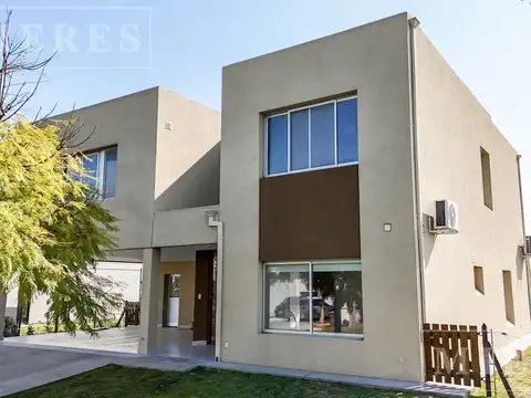 Casa en venta con renta sobre lote interno en  Barrio Vistas Puertos