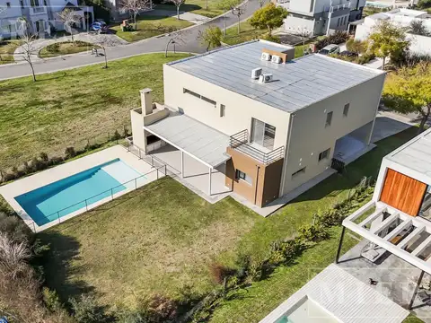 Casa 6 ambientes con 3 baños