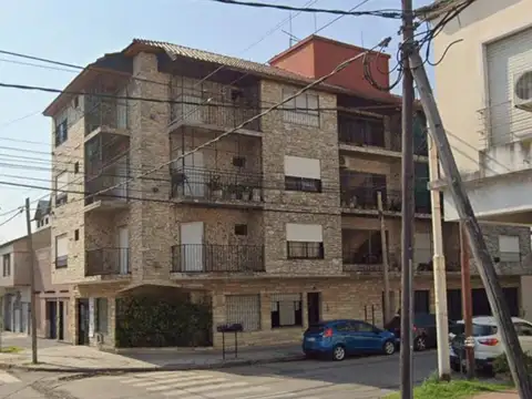 DEPARTAMENTO EN 3° PISO DE TRES AMBIENTES