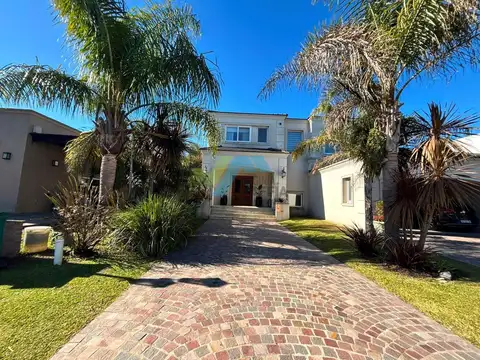 Venta Casa de 8 amb. Altos de Campo Grande 200