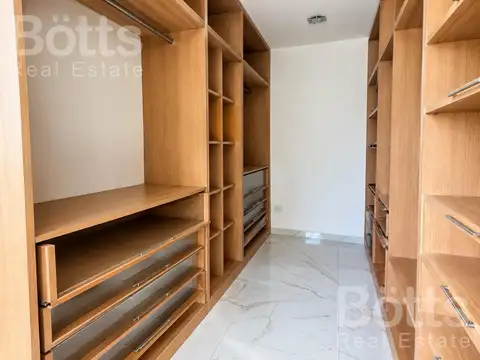 Casa en Alquiler con 3 cocheras