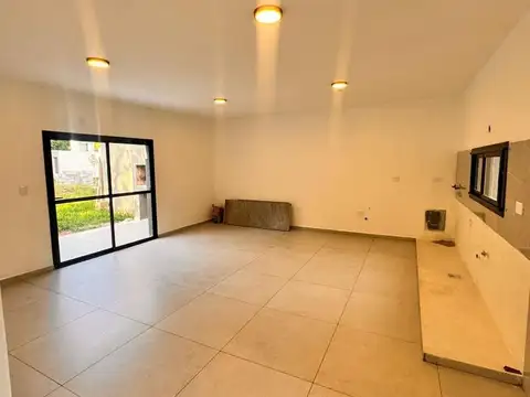 Casa 4 ambientes con 2 baños