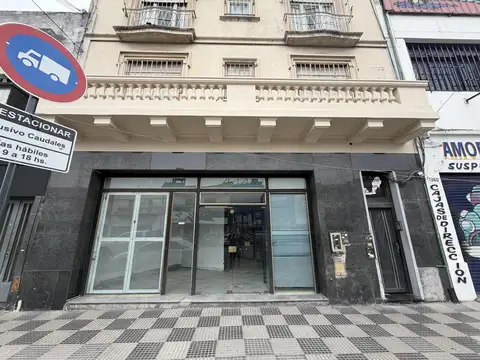 Local comercial al frente en PB y oficinas en el piso superior