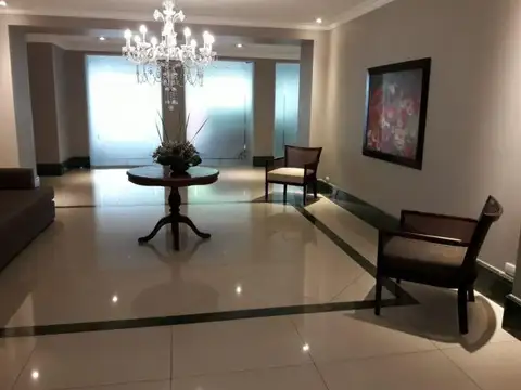 3 AMBIENTES CON COCHERA EDIFICIO DUMBLEDOR